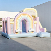 Château gonflable commercial en PVC léger, rose et bleu, avec toboggan et aire de saut
