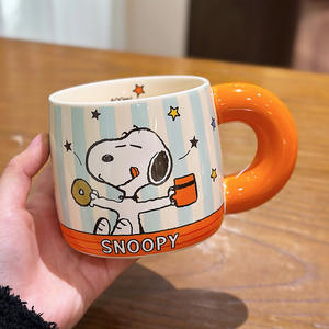 Taza de Cerámica Snoopy Zuo Mu, Gran Capacidad, Diseño a Rayas, Pintada a Mano, con Asa, Regalo para Parejas - Product Image 1