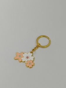 พวงกุญแจโลหะเคลือบอ่อนลายดอกซากุระ ของที่ระลึก พวงกุญแจดอกซากุระ - Product Image 1