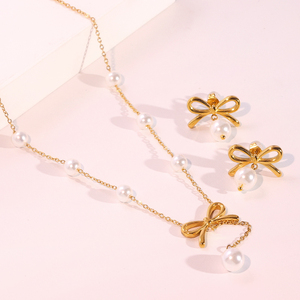 Ensemble de bijoux collier et boucles d'oreilles en acier inoxydable plaqué or 18 carats pour femmes - Bijoux tendance pour mariage et fiançailles - Product Image 6