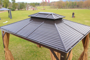 Pavillon de jardin extérieur en aluminium avec toit rigide, moustiquaire et rideaux - Product Image 2