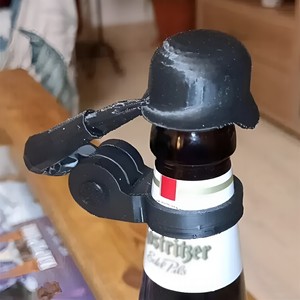 Casco para Botella de Cerveza con Diseño de Soldado Saludo, Impreso en 3D, Semimanual, Material PAL, Negro/Verde, Soporte Creativo para Tapas de Cerveza, Novedad Divertida - Product Image 4