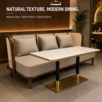 Banquette avec dossier en rotin et structure en bois foncé pour restaurant, ensemble de banquettes trois places pour café et hôtel
