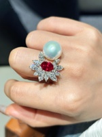 18K Goldring mit im Labor gezüchtetem Rubin und Perle, ovaler Mittelstein, Marquise-Krallenfassung, florales Feinschmuckstück für Damen, nur als Geschenk, hohe Qualität.