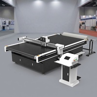 Système de découpe oscillant industriel du cuir avec convoyeur, couteau CNC haute productivité pour vêtements, sacs et cuir de canapé