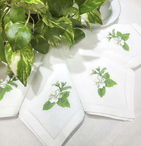 Serviettes en tissu personnalisées brodées, jolies serviettes de table en coton blanc jasmin, serviettes de table à ourlet festonné, cadeaux pour la maison, l'hôtel, les mariages - Product Image 1