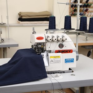 Máquina de Coser Overlock Industrial JUKKY JK747 de Alta Velocidad y 4 Hilos, Ahorradora de Energía, para Prendas de Vestir, Blanca, con Mesa y Motor - Product Image 3