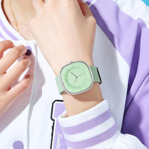 Montre à quartz décontractée élégante et simple de style dessin animé carré avec un bracelet en silicone sans marquage adapté aux déplacements quotidiens - Product Image 4