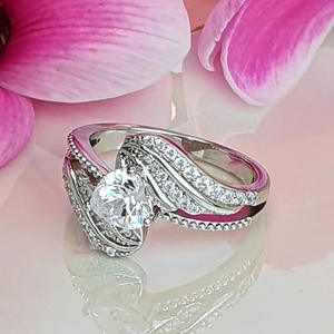 Anello di Fidanzamento Q322 per Donna in Oro Bianco con Diamante Taglio Brillante Rotondo Colore G Naturale e Pietre Laterali - Product Image 4