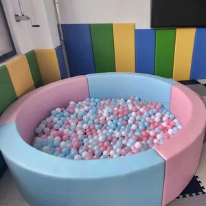Équipement de jeu intérieur écologique en bois et plastique pour tout-petits, avec piscine à balles et balles confortables - Product Image 1