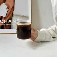 Verre à café moderne à nervures verticales pour café, cold brew, latte, eau pétillante, boissons froides, vente en gros pour restaurants