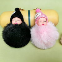 Porte-clés poupée en peluche bébé endormi mignon avec bonnet tricoté et boule de fourrure artificielle, breloque de sac à main, cadeau pour filles