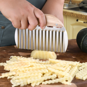 Coupeur de crème à gâteau de cuisine polyvalent Grattoir à pâtisserie en métal avec manche en bois - Product Image 2