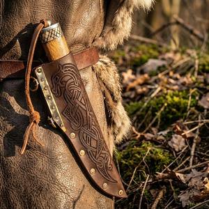 มีดทำมือสไตล์ไวกิ้งสำหรับตั้งแคมป์ ใบมีดเหล็กกล้าคาร์บอนสูง 8.5 นิ้ว สไตล์ยุคกลางนอร์ส ของขวัญ EDC ด้ามไม้แกะสลัก พร้อมปลอกหนัง - Product Image 4