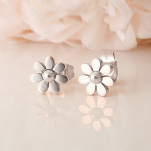Orecchini a Perno Mini Girasole per Donne, Accessori di Moda Minimalisti Floreali per Uso Quotidiano - Product Image 3