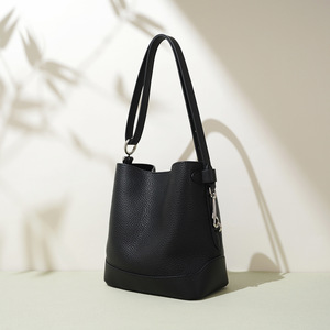 Nouveau <span class=keywords><strong>Sac</strong></span> Seau Grande Capacité Tendance et Simple Style Normcore/Minimaliste en <span class=keywords><strong>Cuir</strong></span> Véritable Motif Litchi pour <span class=keywords><strong>Femme</strong></span> 2026 - Product Image 3