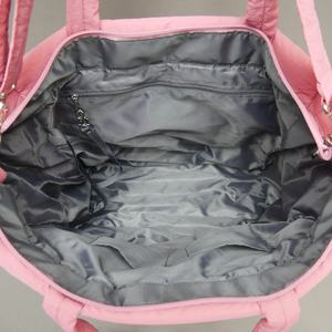 Service de développement de conception de sacs souples en nylon personnalisés OEM, création de sacs fourre-tout gonflés personnalisés pour les solutions de mode féminine - Product Image 6