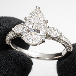 Anillo de platino con diamantes para mujer con sofisticada artesanía y un aspecto elegante para joyería de boda y uso diario. - Product Image 5