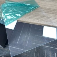 Plaque en polycarbonate résistant à l'abrasion, stabilisée aux UV, avec revêtement rigide, pour vitrages automobiles et architecturaux