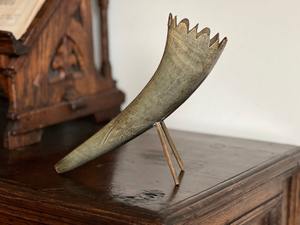 Cuerno Vikingo Tradicional para Beber con Acabado Rústico para Eventos Temáticos Medievales y Fiestas de Disfraces al Mejor Precio - Product Image 4