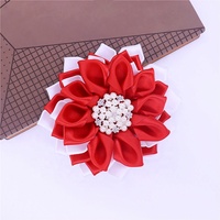 Broche de fleur de satin de ruban de corsage rouge blanc fait à la main signe de groupe de sororité bijoux personnalisés
