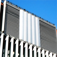Fenêtre à persiennes pour immeuble de bureaux, cadre en aluminium, mur-rideau ventilé