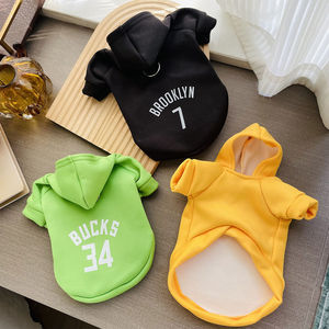 เสื้อฮู้ดสำหรับสัตว์เลี้ยงสำหรับสุนัขและแมวพร้อมสายรัด ผ้าไหมนมบุขนแกะ พิมพ์ลายตัวอักษรธีมบาสเก็ตบอล มีหลายสีให้เลือก - Product Image 3