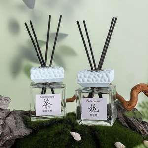 Otel Aromaterapisi Alevsiz Difüzör Kare Şişe Su Küpü Oda Banyo Koku Giderici Koku 100ml 120 Gün - Product Image 5