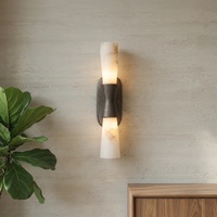 Luminaire en laiton texturé effet marbre, éclairage d'ambiance chaleureux pour salon et entrée de villa