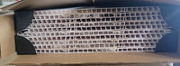 Panneau de plafond en PVC blanc traditionnel, design perforé, résistant à l'humidité, pour centres commerciaux, gymnases, hôpitaux, supermarchés, grille de plafond