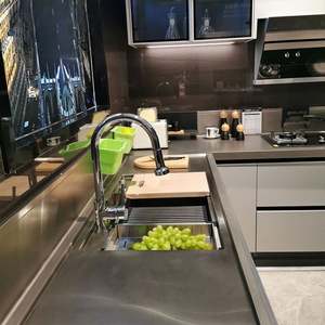 Cuisine modulaire sur mesure de luxe, plan de travail en marbre, structure en mélamine, porte en verre, accessoires d'évier, villas - Product Image 1