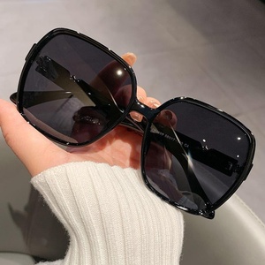 Lunettes de soleil de grande marque pour femme, monture TR90, protection solaire avancée, verres polarisés, grande monture, effet amincissant, style tendance - Product Image 3