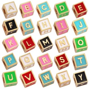 Cuentas de cubo del alfabeto coloridas |   Dijes Iniciales de Acero Inoxidable Chapados en Oro PVD de 18K para Fabricación de Joyería DIY |   Resistente al agua y duradero - Product Image 1