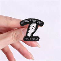 Pin esmaltado de película de terror Coffin Horror con texto gótico, insignia de solapa, adorno decorativo para ropa y mochila