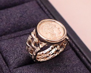 Colección Herencia: Anillo de Moneda Antigua de Oro Sólido de 18K, Anillo Sello de Diamantes Atenea, Joya con Estética '<span class=keywords><strong>Old</strong></span> Money', Serie Archivo de Subastas - Product Image 2