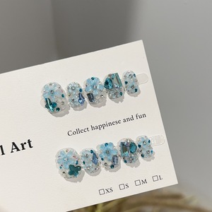 Faux ongles faits main de luxe avec petites fleurs bleues haut de gamme et strass intégrés, style court, pointes d'ongles de luxe avec strass incrustés - Product Image 4