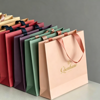 Sac cadeau en carton blanc recyclable OEM avec poignée, impression de logo personnalisé, résistant, capacité de charge 6-9 kg, pour vêtements, chaussures, marchandises en vrac