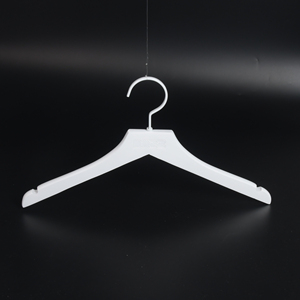 Colgador de <span class=keywords><strong>ropa</strong></span> de <span class=keywords><strong>madera</strong></span>, marca de lujo, color blanco brillante, personalizado, con ganchos y Clips blancos - Product Image 3