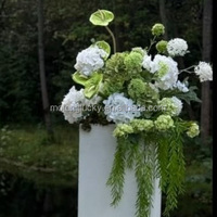 Décoration de mariage : Composition florale pour prairie, avec Hortensia blanc et vert, Orchidée, pour allée, chaise, banc et décoration au sol