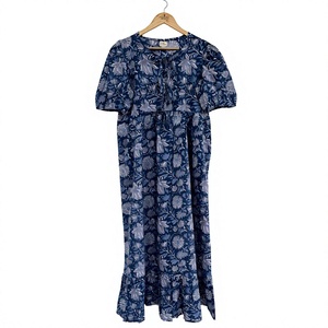 Robe longue d'été bohème pour femme en coton à imprimé floral bleu, manches courtes bouffantes, col noué, ourlet à volants, coupe ample - Product Image 4