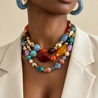 Collier en résine style Maillard vintage, avec grosses perles acryliques géométriques irrégulières et peintes, imitation pierres précieuses