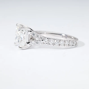 Anillo de compromiso con diamante de laboratorio de corte princesa y redondo de 3.36 CT certificado por IGI, con banda de compromiso de media eternidad de oro macizo de 18K. - Product Image 3