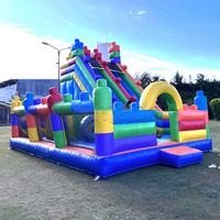 Château gonflable commercial à thème blocs de construction Castle Slide Playland avec toboggan et zone de saut