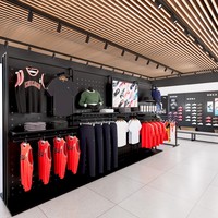 Présentoir de Magasin Complet pour Articles de Sport : Support Mural pour Baskets, Maillots de Basketball et Marchandises de Magasin