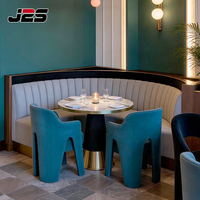 Ensemble de mobilier de restaurant de luxe J2S : banquette incurvée, table ronde en marbre et chaises pour projets de design commercial, hôtels et cafés