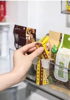 Séparateurs de tiroirs réglables en plastique blanc avec boutons-pression détachables pour une organisation pratique des tiroirs.