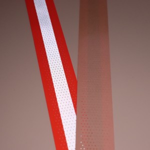 Ruban réfléchissant respirant à base rouge perforée Newsole, micro-perles de verre PET, lavable, durable - Product Image 2