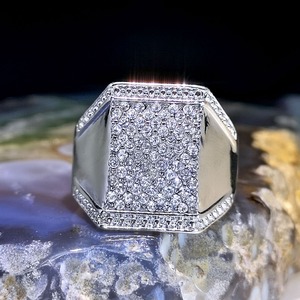 Anello da Uomo con Taglio Quadrato Stile Vintage, Design Geometrico, Accessorio per Uso Quotidiano - Product Image 1