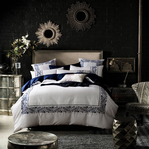 Housse de couette brodée en coton à longues fibres des années 100 Draps de lit bleus Ensemble de literie quatre pièces de luxe léger ODM/OEM - Product Image 1