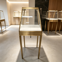 Vitrine en verre sur mesure avec éclairage LED, finition laiton brossé, présentoir trapézoïdal en métal pour bijoux, boutique de détail, socle de présentation